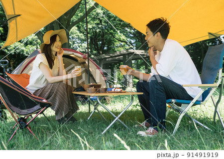 キャンプを楽しむ若い日本人カップル 91491919