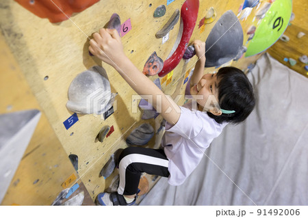 ボルダリングをする小学生女の子 ボルダリングをする小学生女の子 91492006