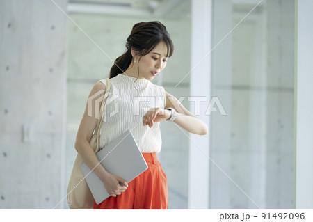 スマートウォッチを見るビジネスウーマン　 91492096