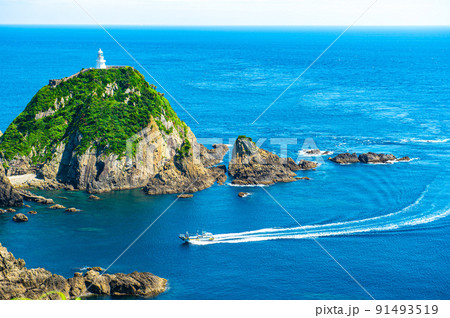 佐多岬展望台から眺めた佐多岬灯台と釣り船 91493519