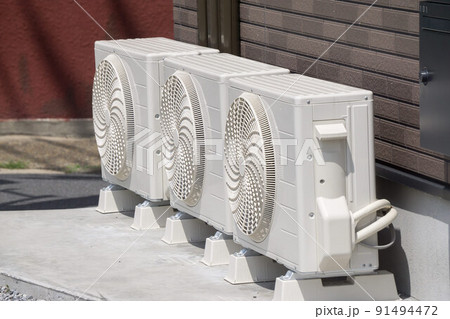 ずらり並ぶ室外機 　集合住宅 91494472