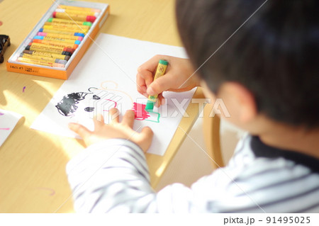 お絵描きをする幼い男の子 91495025