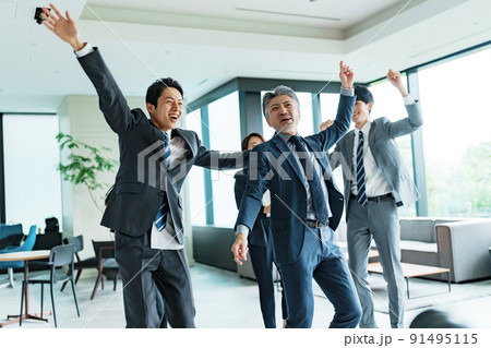 踊り狂うビジネスマンたち 踊り狂うビジネスマンたち 91495115