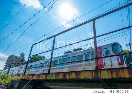 JR山陽本線の古びた鉄橋を通過する列車と青空 JR山陽本線の古びた鉄橋を通過する列車と青空 91496118