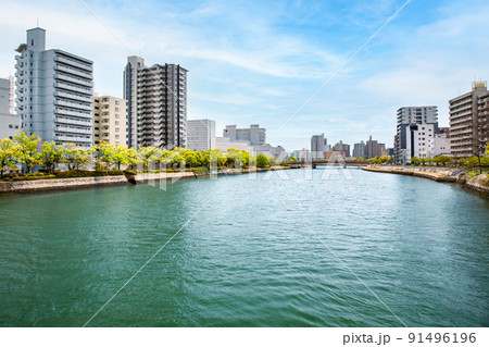 平和大通りの西平和大橋から下流域の中島町、文化学園、アステールプラザ方面を展望しています。広島県 平和大通りの西平和大橋から下流域の中島町、文化学園、アステールプラザ方面を展望しています。広島県 91496196