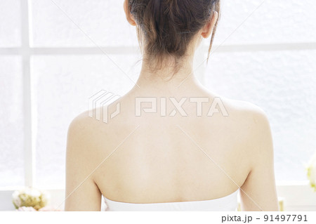 美容カット　女性の背中のクローズアップ 91497791