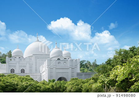 Beautiful white mosque 91498080