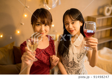 室内で乾杯をする女性 91498247