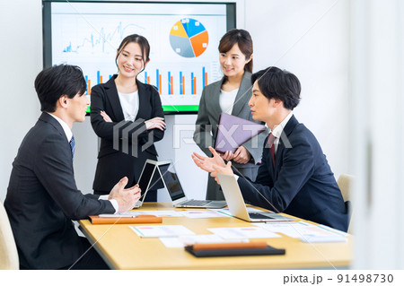 会議　チーム　ビジネス　ビジネスマン　オフィス 91498730