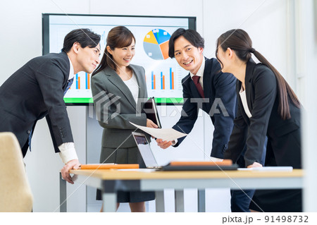 会議　チーム　ビジネス　ビジネスマン　オフィス 91498732