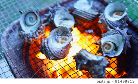 直火で焼いたサザエの壺焼き 91499815