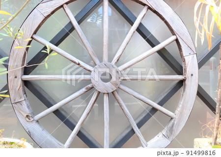 木製の車輪の置物 91499816