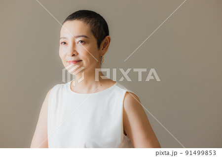 ベリーショートヘアの女性 91499853