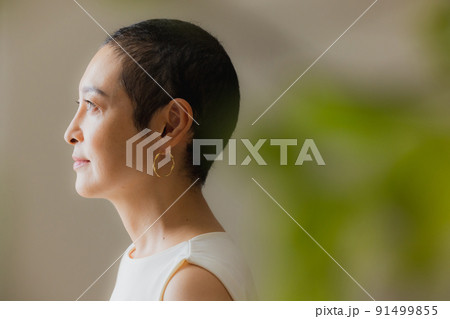 ベリーショートヘアの女性 91499855