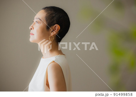 ベリーショートヘアの女性 ベリーショートヘアの女性 91499858