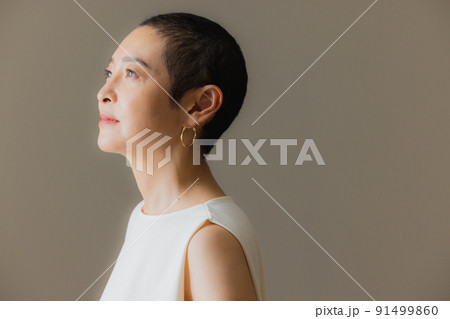 ベリーショートヘアの女性 91499860
