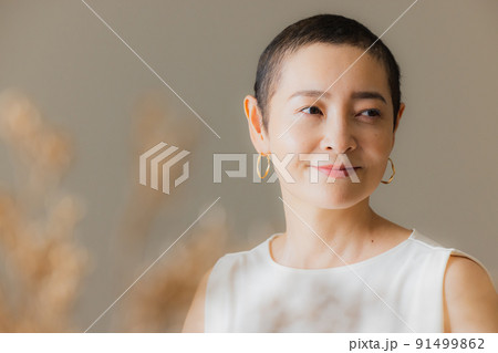 ベリーショートヘアの女性 91499862