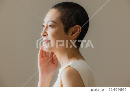 ベリーショートヘアの女性 91499865