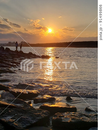奈川県茅ケ崎市の茅ヶ崎海岸のヘッドランドの浜辺から眺める梅雨晴れの夕暮れ【6月】 91499866