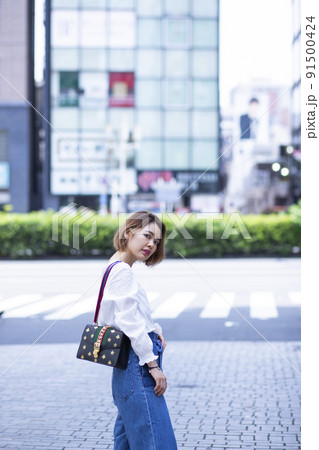 歩く女性のポートレート,振り返る 歩く女性のポートレート,振り返る 91500424