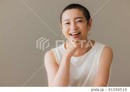 ベリーショートヘアの女性 ベリーショートヘアの女性 91500519