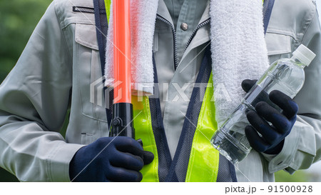 ペットボトルの水を持つ警備員の男性｜建設業・警備業の熱中症対策イメージ 91500928