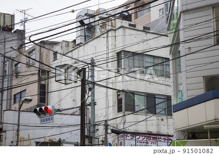 住宅街の信号と電線 住宅街の信号と電線 91501082
