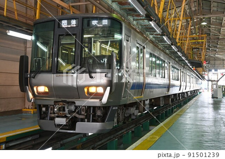 車両工場に停車する223系2500番台（団体 吹田表示） 91501239