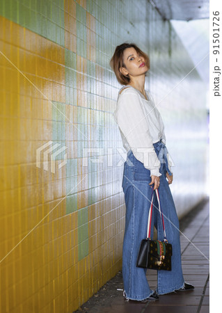 オシャレな女性のポートレートの写真素材