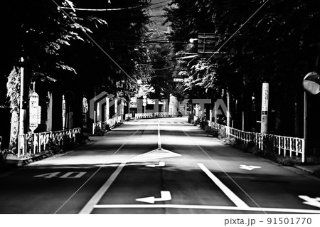 モノクローム　アブストラクト　早朝散歩　道路を照らす街路灯と光が作る陰陽模様　浮き上がる道路標示 91501770