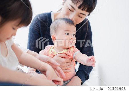 赤ちゃんの成長を見守るお母さん 赤ちゃんの成長を見守るお母さん 91501998