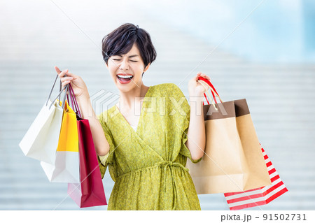 ショッピングセンターで買い物を楽しむ若い女性 91502731