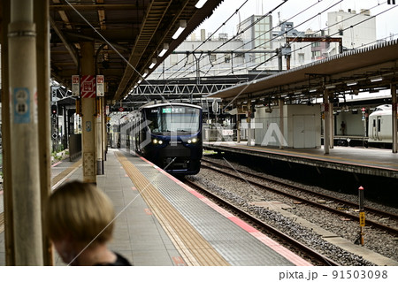 新宿駅埼京線ホーム二番線　相鉄線車両の到着シーン　折り返し海老名行き 91503098