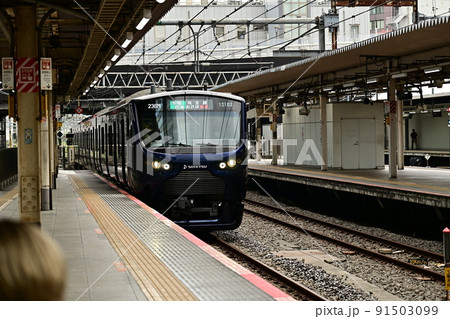 鉄道風景　新宿駅埼京線ホーム　相互乗り入れ　相鉄線車両の到着 91503099