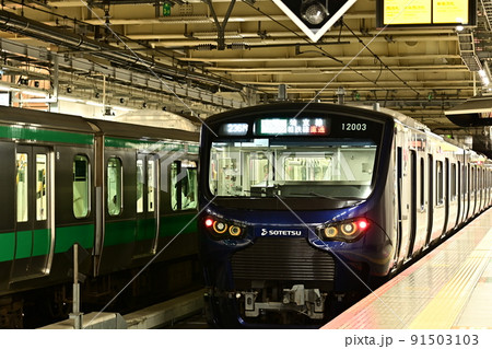 散歩途中　鉄道風景　新宿駅埼京線ホームに到着した相鉄線車両 91503103