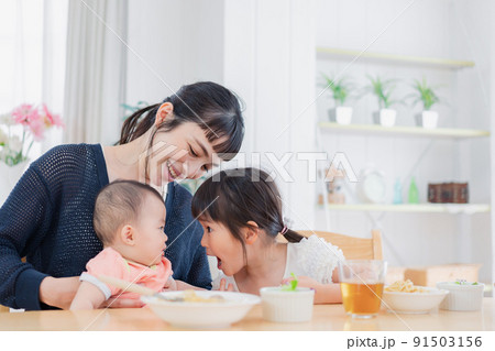 赤ちゃんのお世話をする子ども 91503156