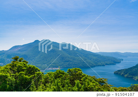 箱根芦ノ湖展望公園から眺める、箱根山中央火口丘と芦ノ湖 91504107