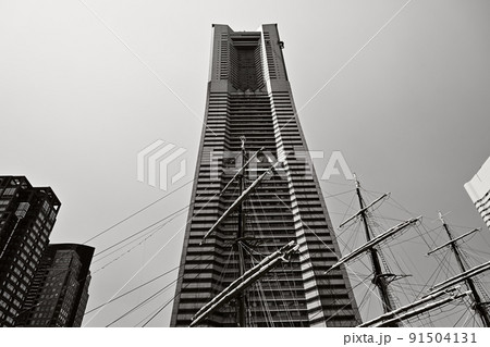 モノクローム　横浜のシンボル　ラウンドタワー　帆船の帆柱と広がる青空 91504131
