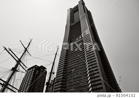 モノクローム　横浜散歩風景　帆船の帆柱とランドマークタワー　 91504132