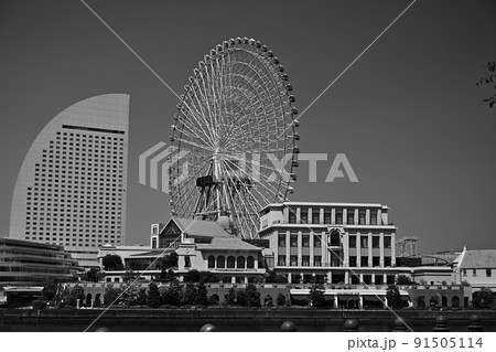 モノクローム　横浜みなとみらい風景　大観覧車と高層ビル 91505114