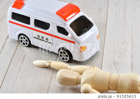 床に倒れている人形と救急車 91505615