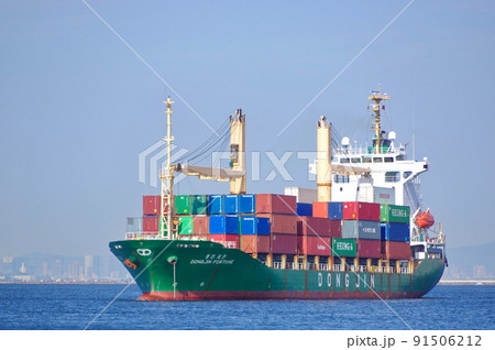神戸港へのコンテナ船の入港 91506212