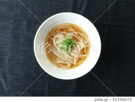美味しそうなシンプルでシックな日本のうどん 91506673