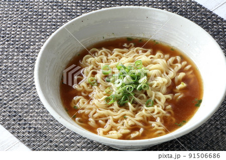 美味しそうなインスタントラーメン醤油味 美味しそうなインスタントラーメン醤油味 91506686