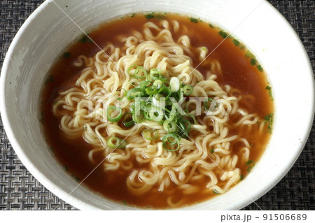 美味しそうなインスタントラーメン醤油味 美味しそうなインスタントラーメン醤油味 91506689