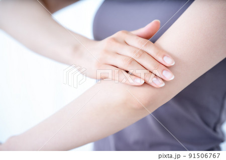 腕のスキンケアをする女性【パーツカット】 91506767
