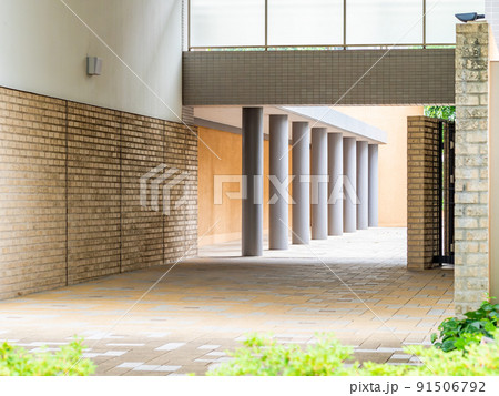 街角の景色　円柱のエントランス 91506792