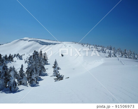 冬の横岳山頂を望む 91506973