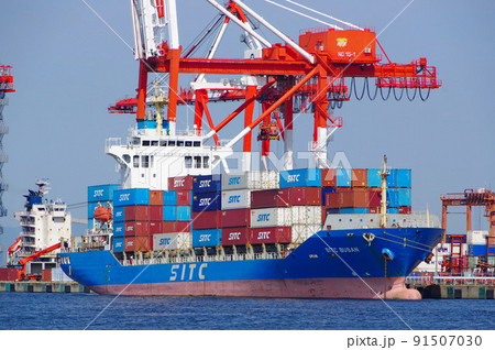 積み下ろし作業を待つコンテナ船 91507030
