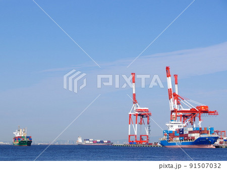 積み下ろし作業を待つコンテナ船 91507032
